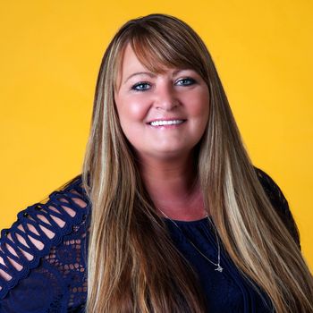 Portrait of Angie Castelli, Broker/Agent.